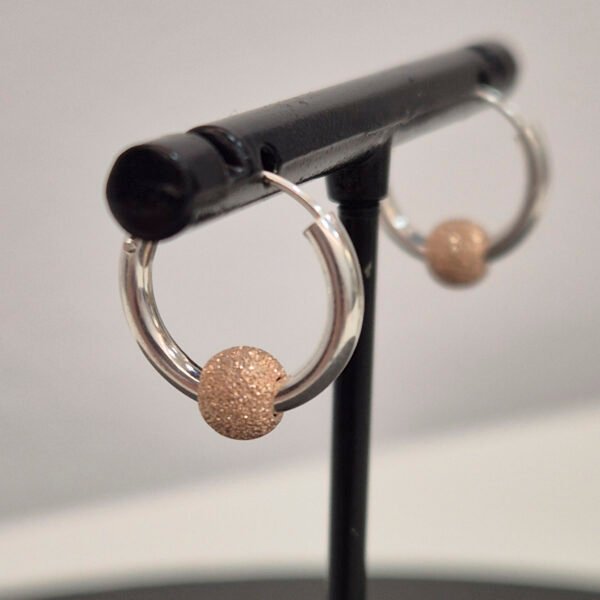 Aro con mini bola de plata diamantada - Imagen 4
