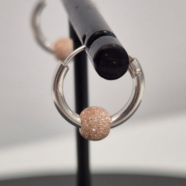 Aro con mini bola de plata diamantada - Imagen 2