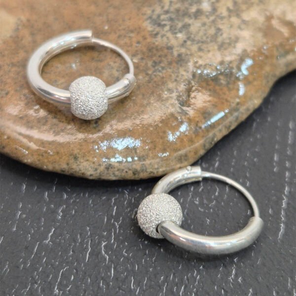 Aro con mini bola de plata diamantada - Imagen 5