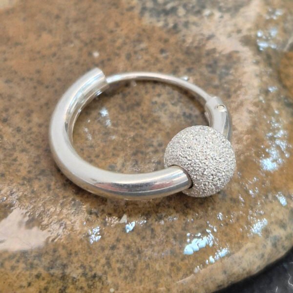 Aro con mini bola de plata diamantada - Imagen 7
