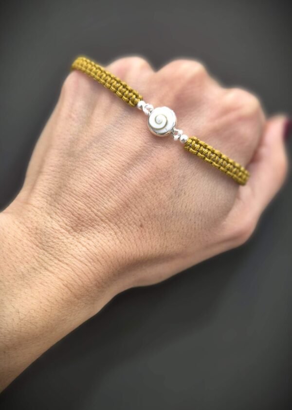 Pulsera Ojo de Shiva y macramé dorado - Imagen 4