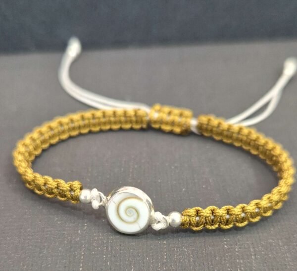 Pulsera Ojo de Shiva y macramé dorado