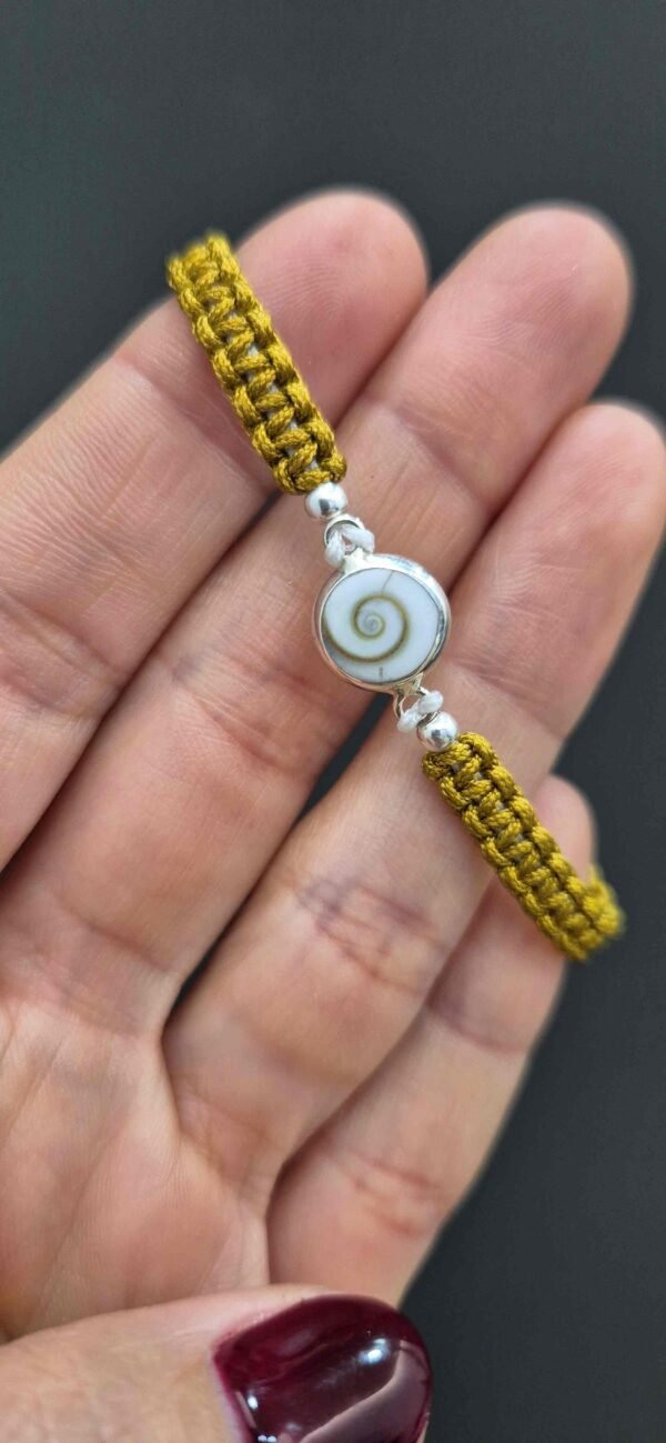 Pulsera Ojo de Shiva y macramé dorado - Imagen 2